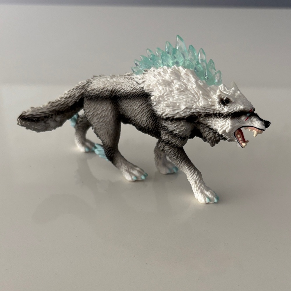 Schleich Eldrador Creatures Snow Wolf Action Figure